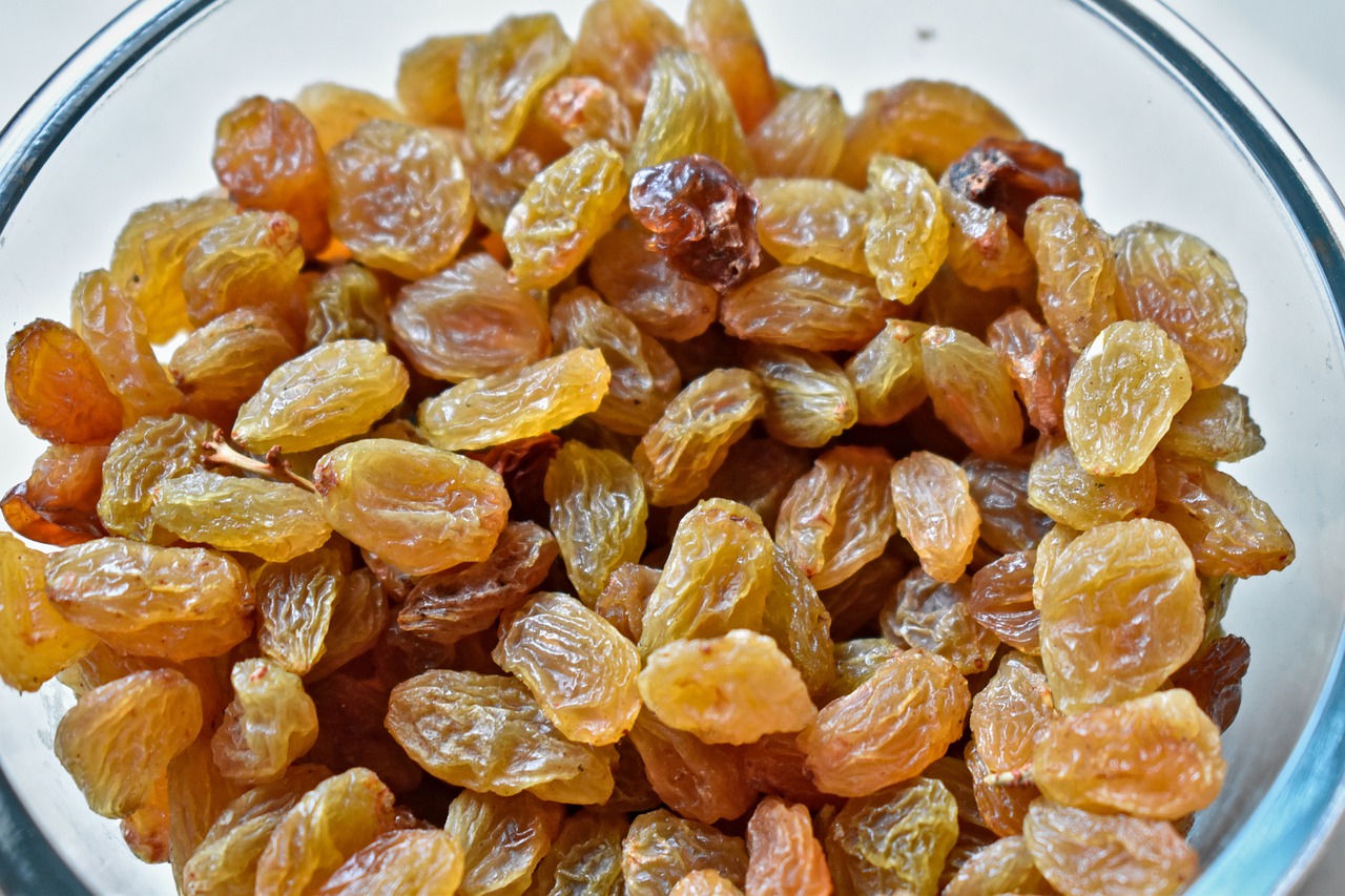 ¿Qué beneficios tienen las uvas secas?