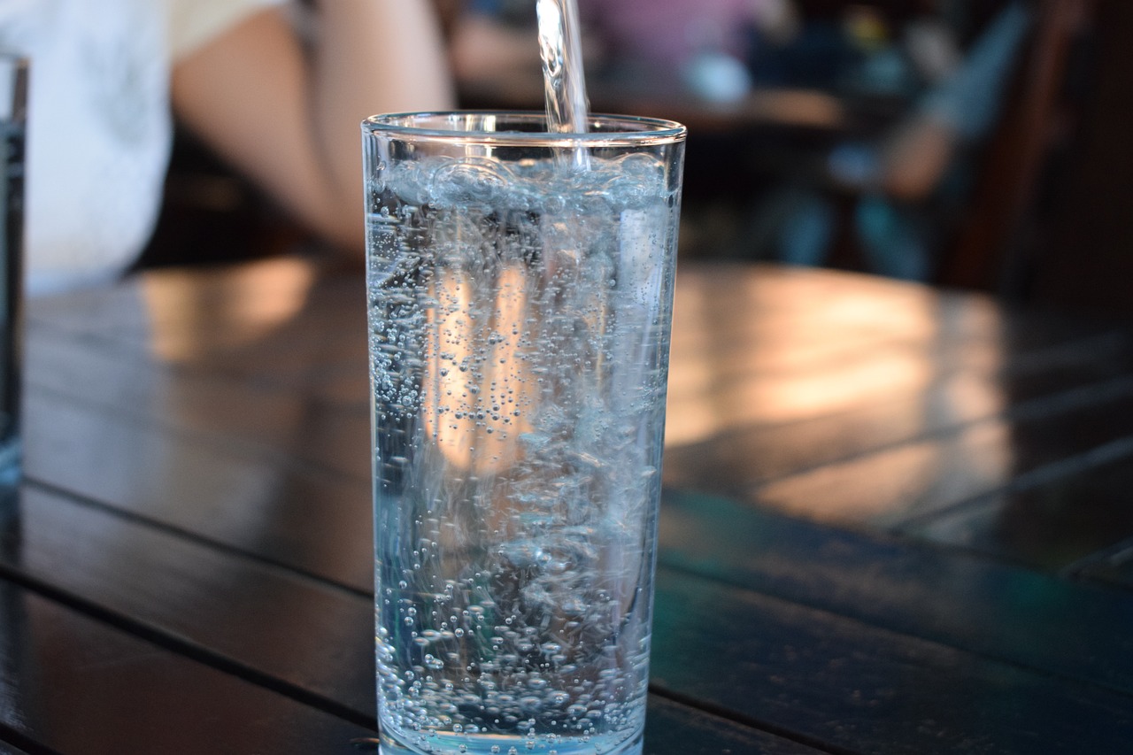 ¿Cómo eliminar el cloro del agua del grifo para beber?
