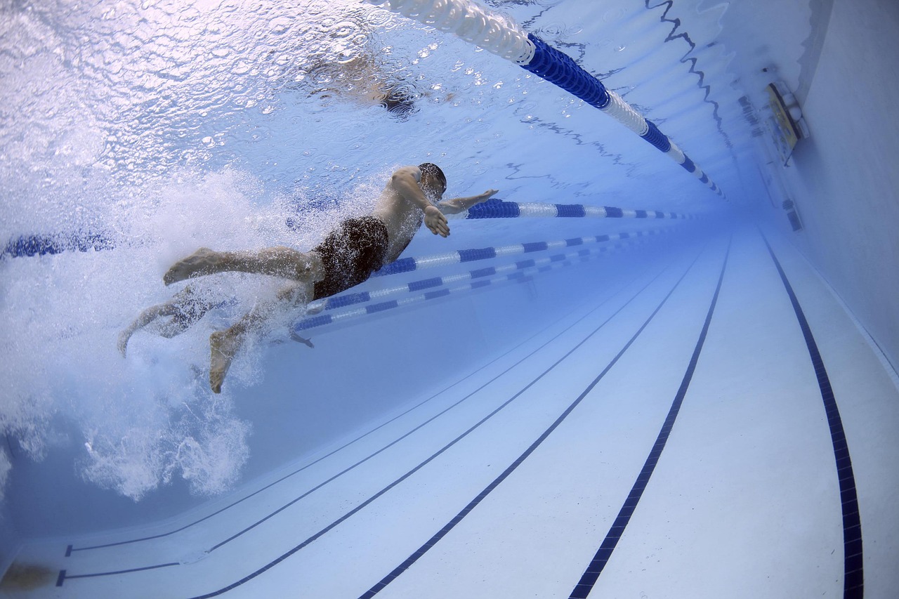 ¿Cómo se trata el agua de una piscina?