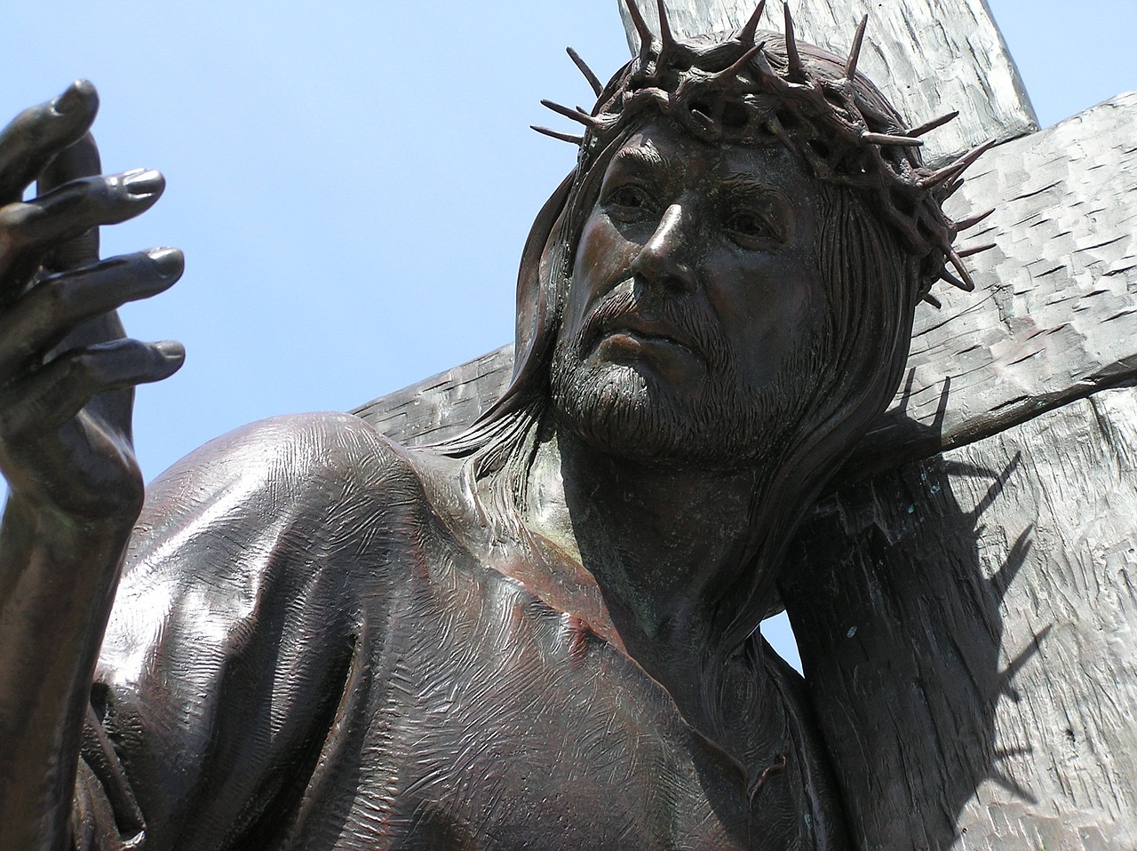 ¿Qué significa la corona de espinas según la Biblia?